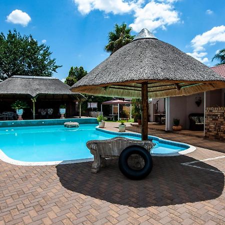 Invite Guest House - Self Catering Accommodation In Vanderbijlpark Luaran gambar