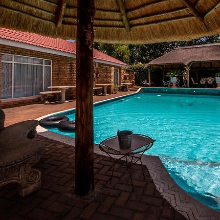 Invite Guest House - Self Catering Accommodation In Vanderbijlpark Luaran gambar