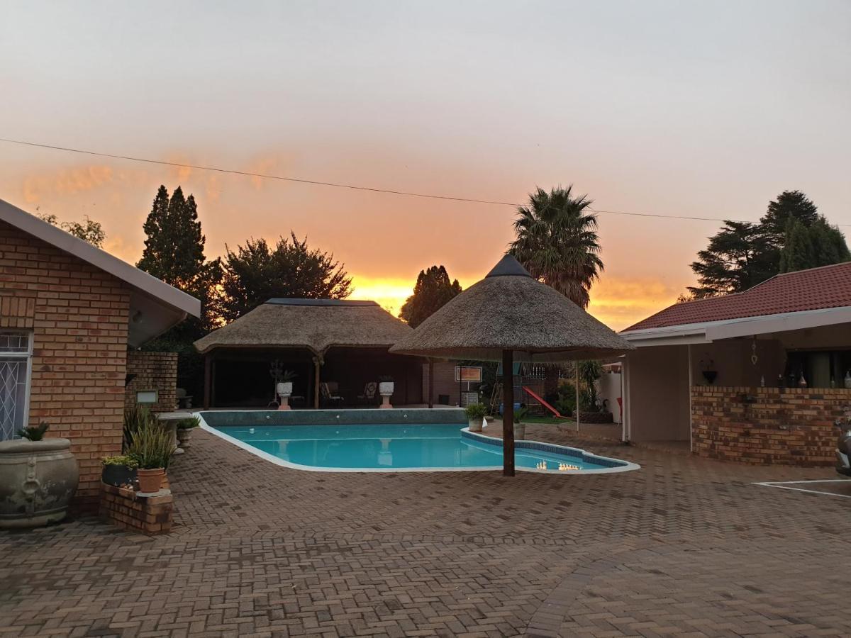 Invite Guest House - Self Catering Accommodation In Vanderbijlpark Luaran gambar